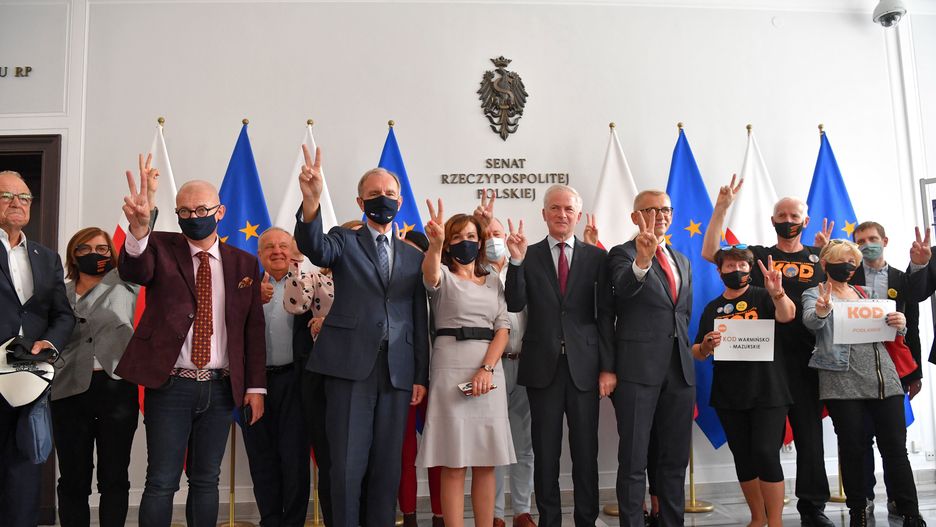 Warszawa, 09.09.2021. Senatorowie: Bogdan Klich (5L),  Sławomir Rybicki (6P), Jerzy Fedorowicz (L) i Krzysztof Kwiatkowski (5P) oraz wicemarszałkowie Senatu RP Gabriela Morawska-Stanecka (6L) i Michał Kamiński (3L) podczas konferencji w Senacie w Warszawie, 9 bm. Senat odrzucił nowelizację ustawy o radiofonii i telewizji. Głosowało 93 senatorów, za było 53, przeciwko 37, od głosu wstrzymało się 3 senatorów. Nowelizacja trafi teraz znów pod obrady Sejmu. (aldg) PAP/Piotr Nowak