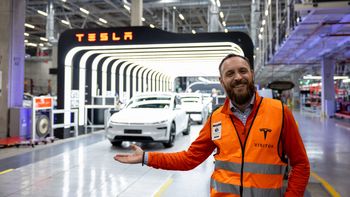 Auta jeżdżące bez kierowców, flaga piracka i sklepy Żabka. Pokazuję nieznane oblicze fabryki Tesli w Berlinie