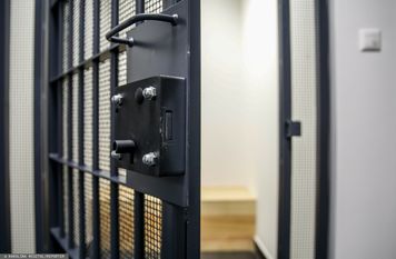 Policjanci mieli zgwałcić zatrzymanego na komisariacie? Sąd kwestionuje dowody prokuratury