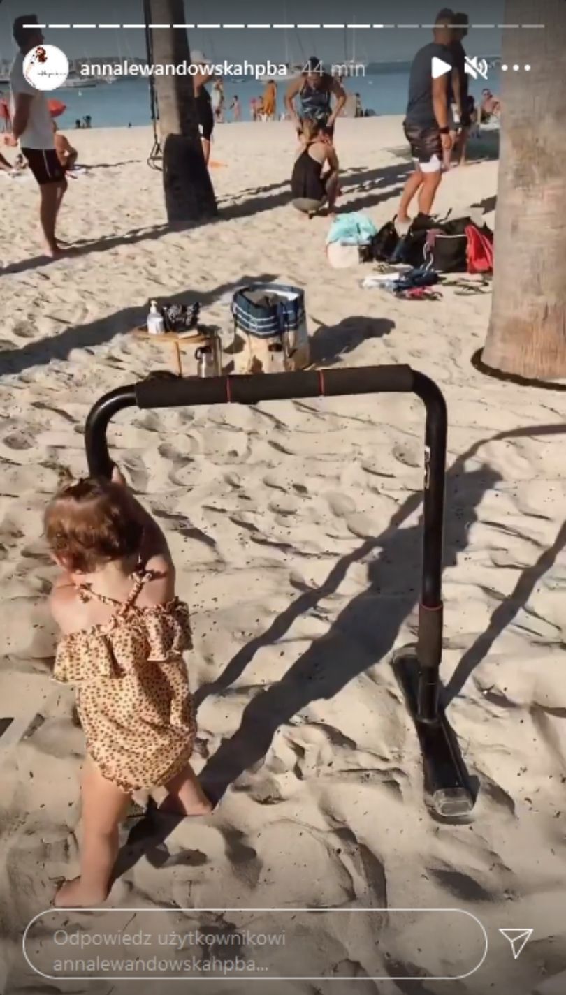 Anna i Robert Lewandowscy trenują na plaży w towarzystwie córek