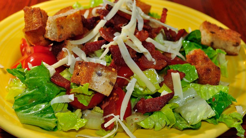 Sos do sałatki z bekonem i pomidorami