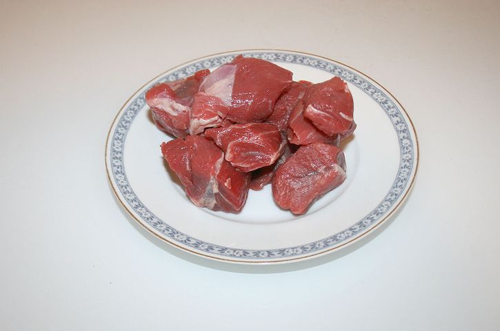 Surowy udziec wołowy bez kości (mięso i tłuszcz, II klasa mięsa)