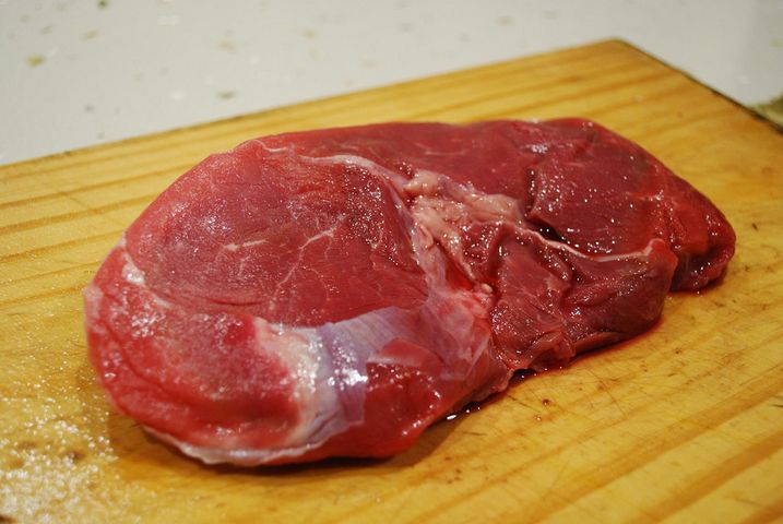 Surowy udziec wołowy bez kości (mięso i tłuszcz, III klasa mięsa)