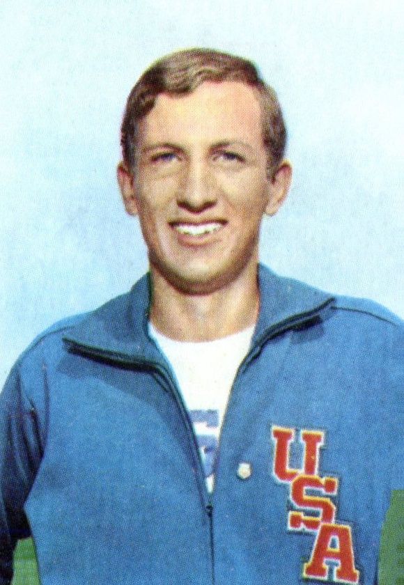 Dick Fosbury w 1968 roku. Ciężko znaleźć zdjęcie, na którym ten facet się nie uśmiecha. źródło: wikpedia.org