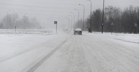 Śląsk. Ślisko, bez prądu i z utrudnieniami na kolei