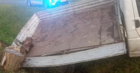 Żukowo Morskie: Pijany kierowca porzucił auto w rowie, ale wrócił, gdy przyjechała policja. Próbował udawać pasażera