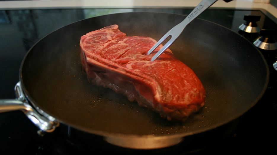 Surowe steki z udźca wołowego bez kości (mięso i tłuszcz)