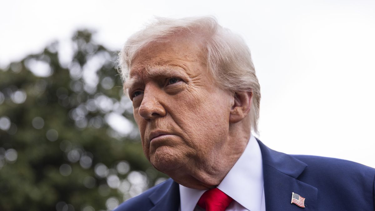 US President Trump departs the White House for Kirk's funeral in Arizona
epa12395745 US President Donald Trump speaks to reporters before departing the White House for the funeral of slain conservative activist Charlie Kirk in Washington, DC, USA, 21 September 2025. The president answered questions about Kirk, as well as about Defense Secretary Pete Hegseth's new 'pledge' requirement for reporters.  EPA/JIM LO SCALZO / POOL 
Dostawca: PAP/EPA.
JIM LO SCALZO / POOL
POTUS, WH, presdient, media