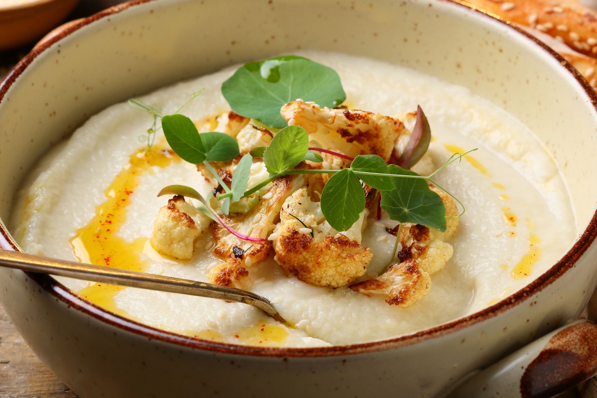 Skrop oliwą i wrzuć do piekarnika. Ta lekka zupa jest pełna witamin i błonnika