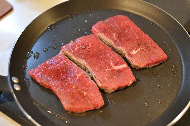 Surowe steki z udźca wołowego bez kości (mięso i tłuszcz, II klasa mięsa)