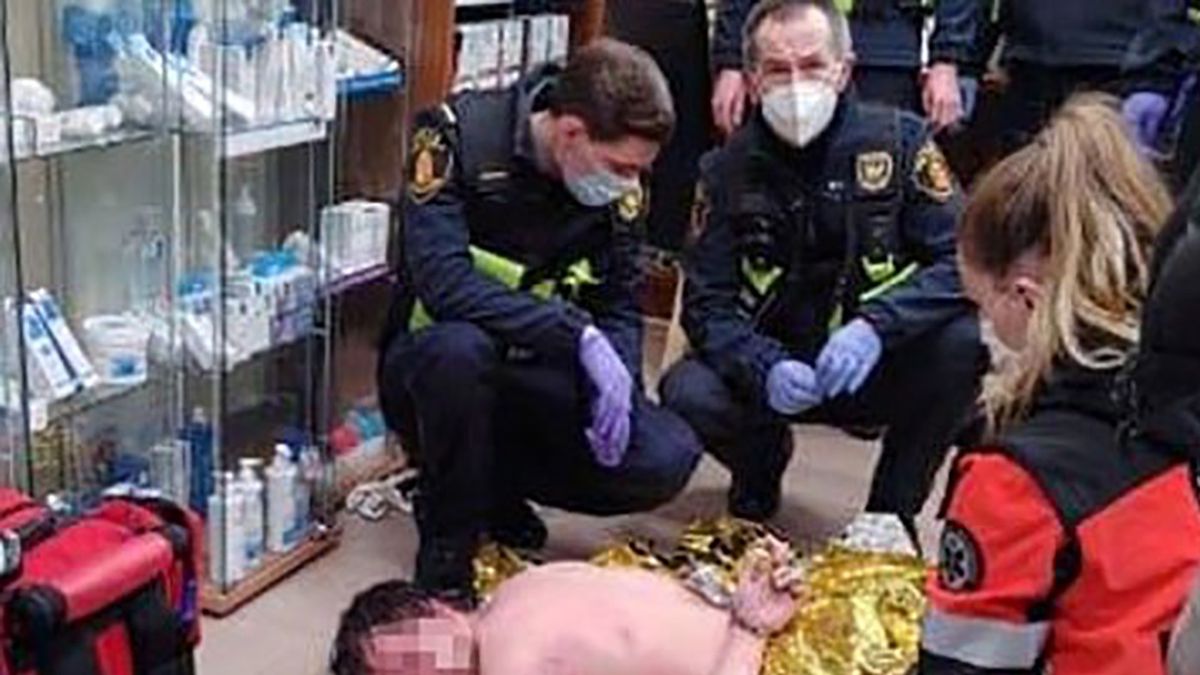 Nagi mężczyzna spacerował ulicami Warszawy. Został zatrzymany w aptece