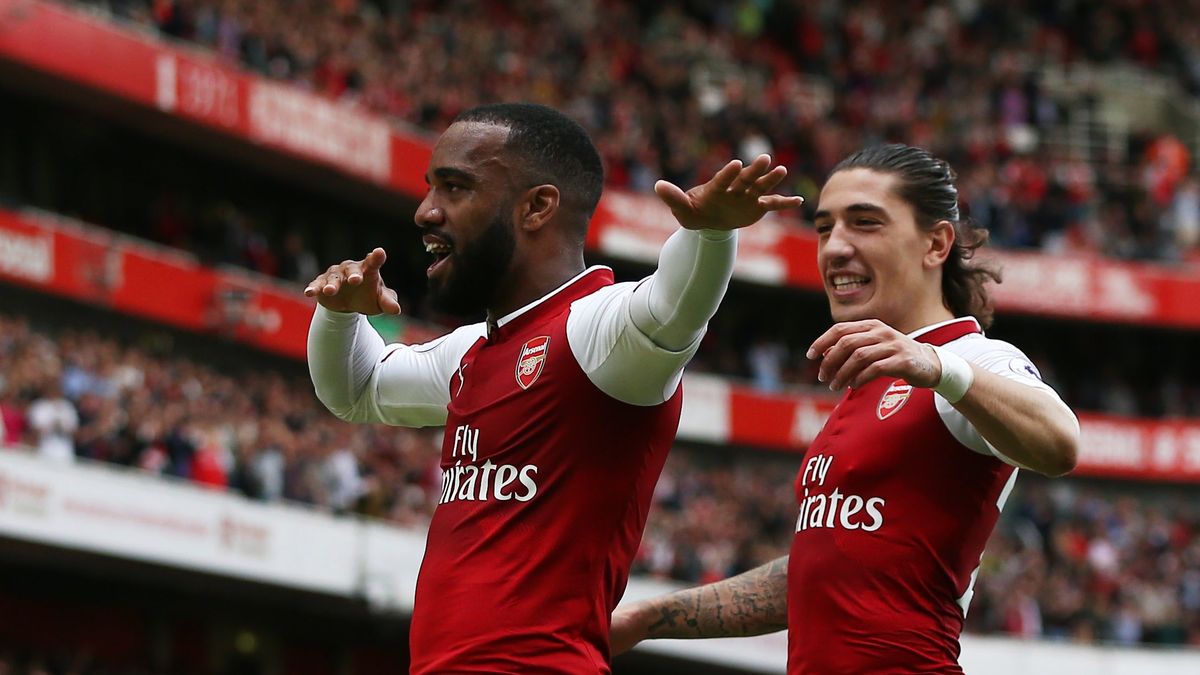 PAP/EPA / NEIL HALL / Na zdjęciu: Alexandre Lacazette cieszy się z bramki dla Arsenalu