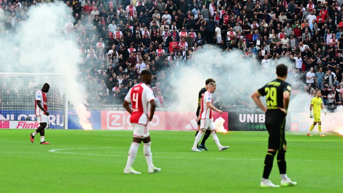 Zdjęcie okładkowe artykułu: PAP/EPA / OLAF KRAAK / Na zdjęciu: piłkarze Ajaxu i Feyenoordu