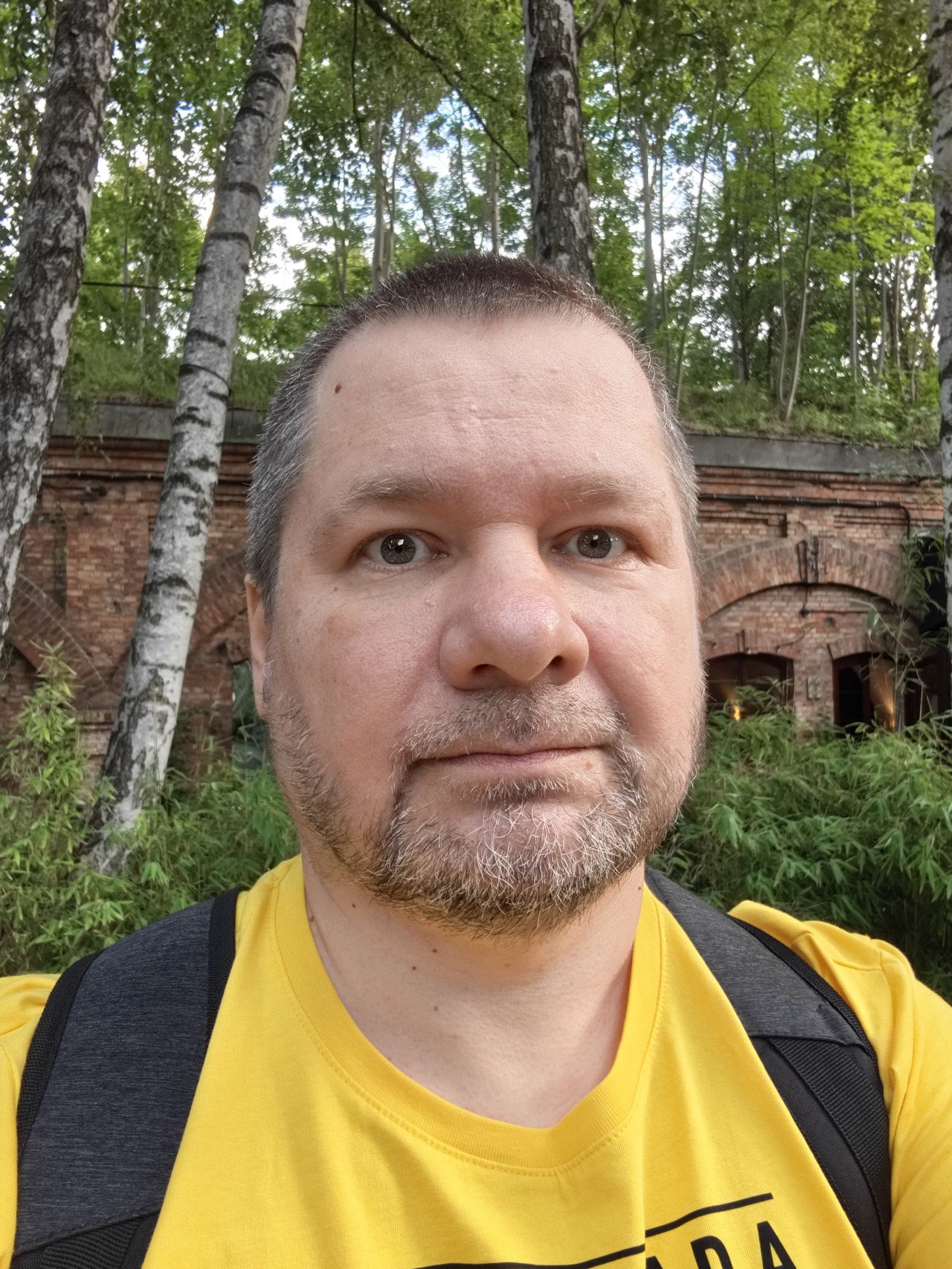 Zelfie dzienne bez rozmycia tła.