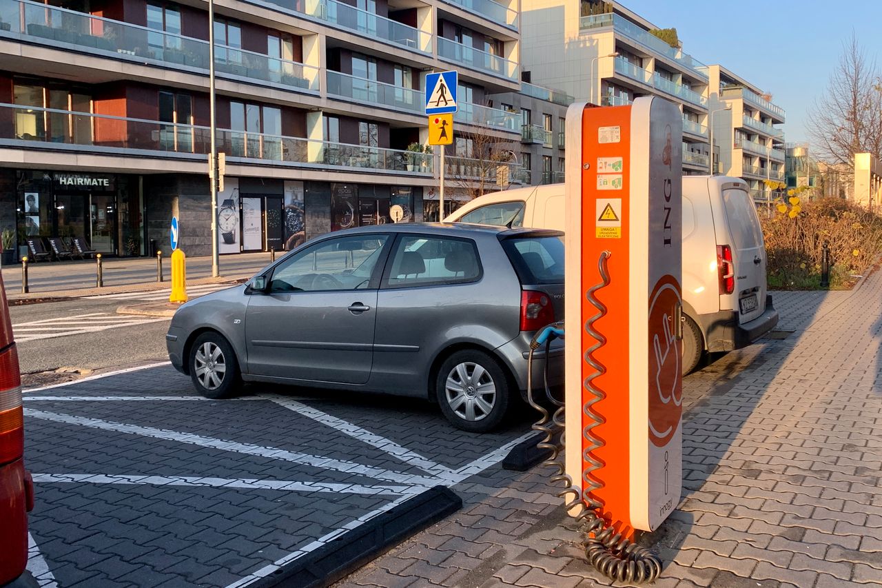 Zastawiona ładowarka może popsuć plany kierowcom elektryków