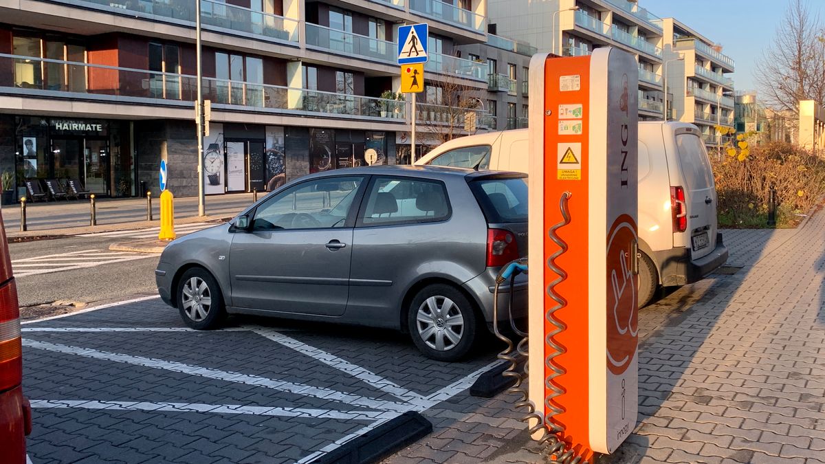 Zastawiona ładowarka może popsuć plany kierowcom elektryków