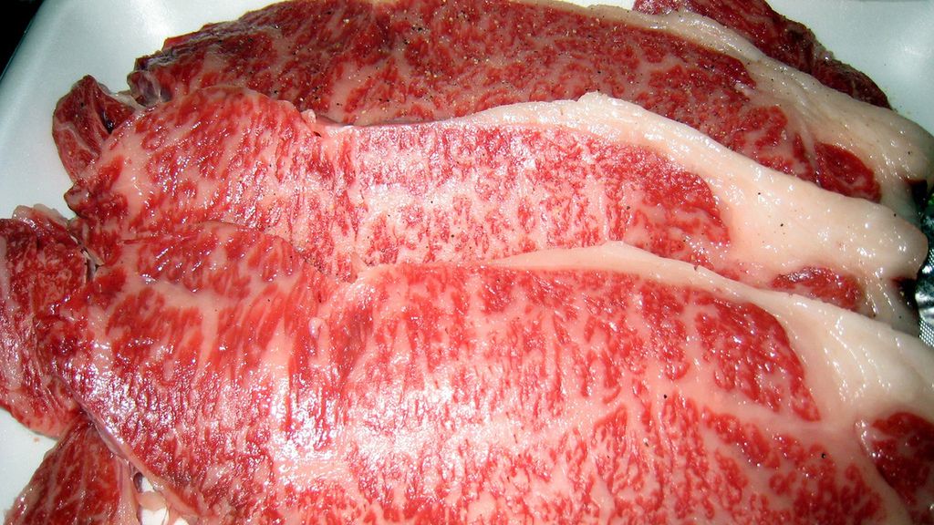 Surowe steki z udźca wołowego bez kości (mięso i tłuszcz, III klasa mięsa)