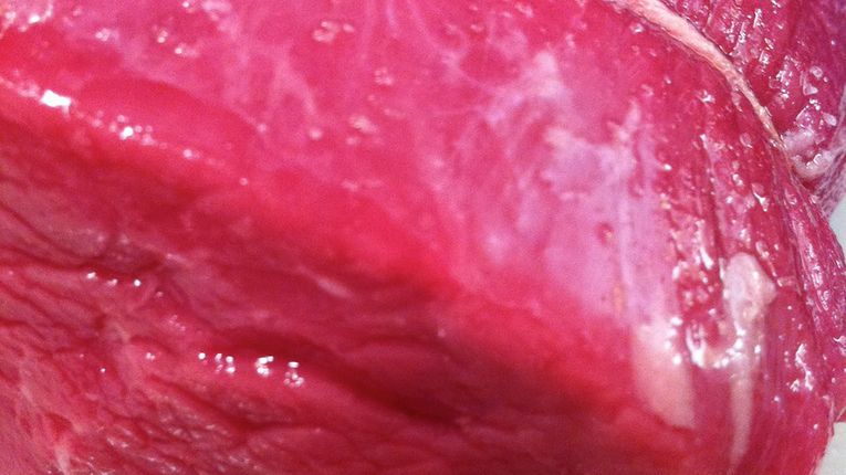 Surowa polędwiczka wołowa bez kości (mięso i tłuszcz)