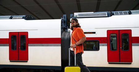 Duży bagaż w pociągu – gdzie go położyć, by był bezpieczny i nie przeszkadzał innym?
