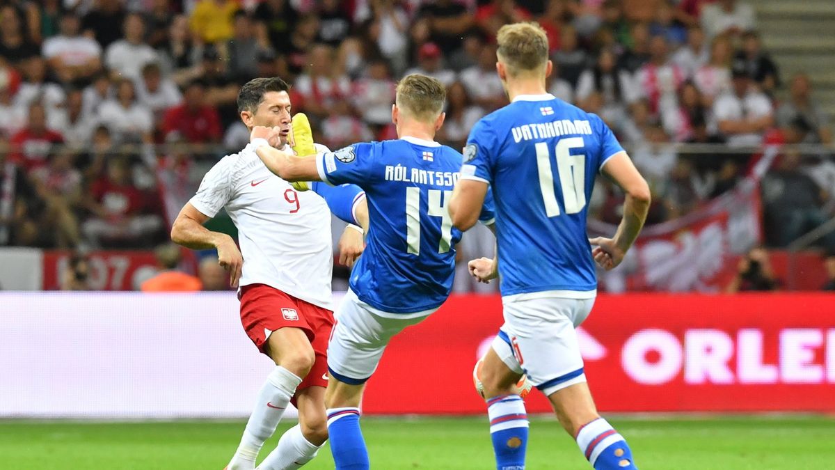 PAP / Andrzej Lange / Na zdjęciu: Robert Lewandowski w starciu z piłkarzami Wysp Owczych