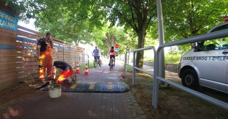 Próg zwalniający na drodze rowerowej. Zainstalowano go w Sopocie