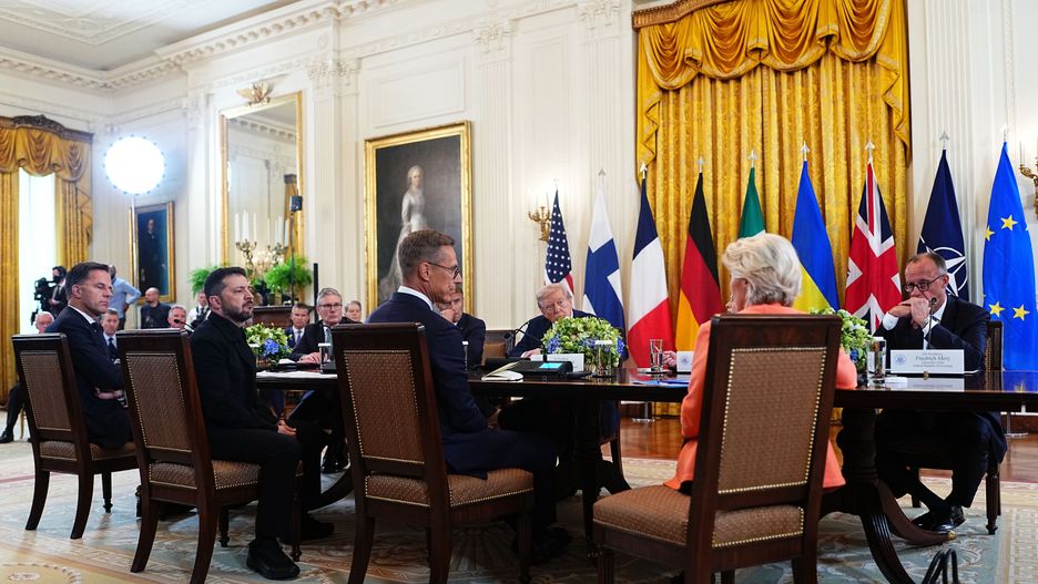 United States President Donald J Trump participates in a Multilateral Meeting with European Leaders: (foreground L-R) NATO Secretary General Mark Rutte, Ukraine?s President Volodymyr Zelensky, Finland?s President Alexander Stubb and EU Commission President Ursula von der Leyen with (background L-R) British Prime Minister Keir Starmer, French President Emmanuel Macron and German Chancellor Friedrich Merz in the East Room of the White House in Washington, DC, USA, 18 August 2025. European Leaders are at the White House in support of President Zelenskyy following President Trump?s meeting with President Vladimir Putin of Russia in Anchorage, Alaska, USA, on August 15, 2025. EPA/AARON SCHWARTZ / POOL Dostawca: PAP/EPA.