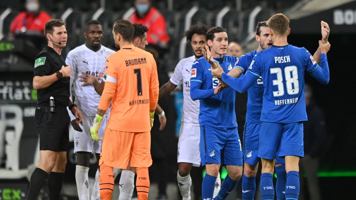 PAP/EPA / SASCHA STEINBACH / Marcus Thuram (w środku) opluł rywala podczas sobotniego meczu