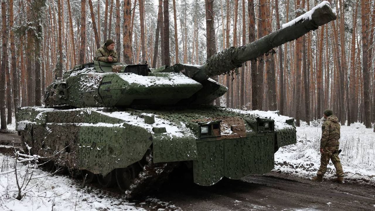 Czołg Stridsvagn 122 gdzieś w Ukrainie
