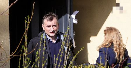 Znaleźli u Ziobry teczkę, której nie powinno tam być. "Sam fakt wynoszenia jest naganny"
