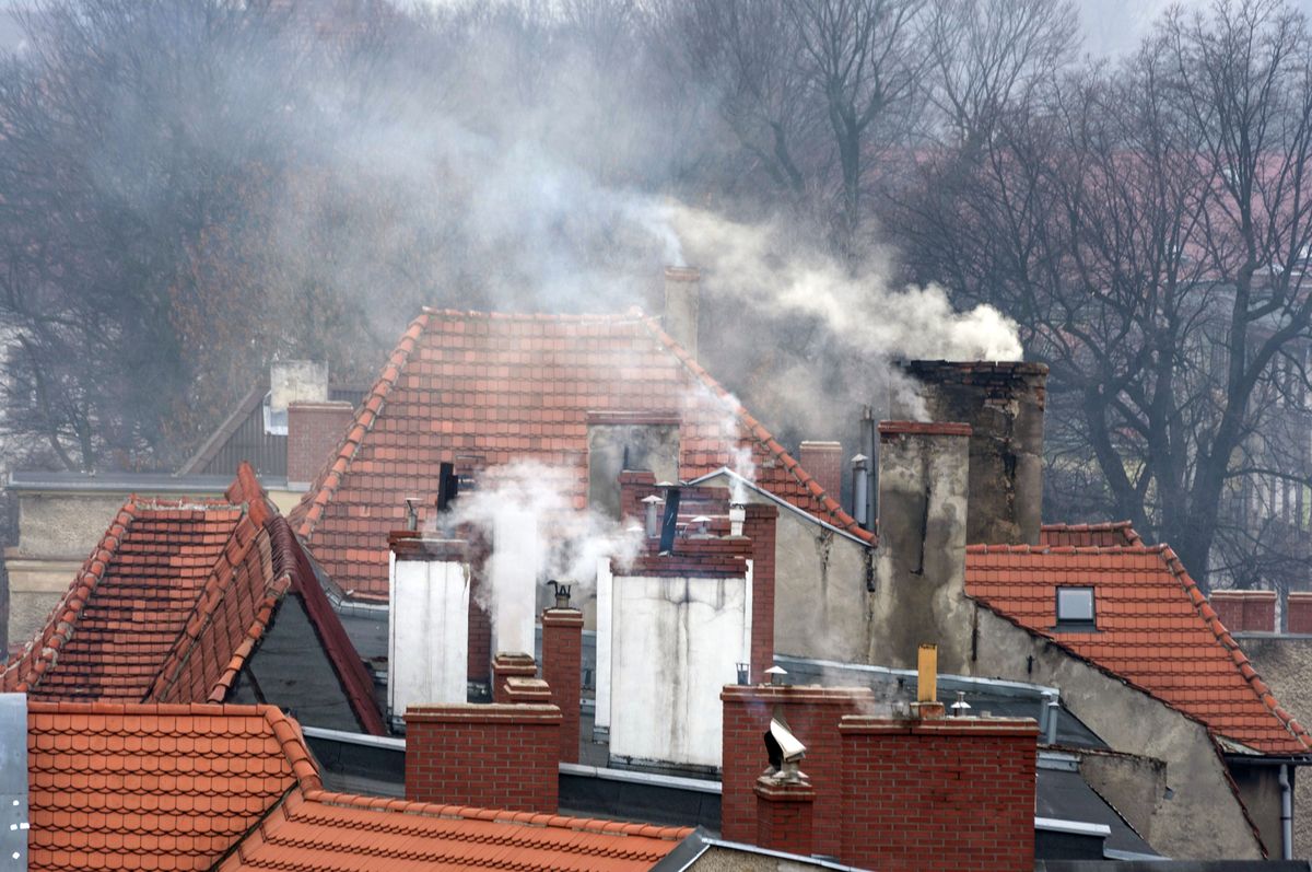 Kary za palenie w piecu. 5 tys. za spalenie mebli. Sprawdzają nawet popiół