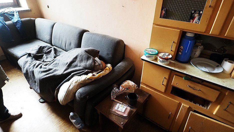 W takich warunkach mieszkał pan Jan. W pokoju w kamienicy przy ul. Janiny bez ogrzewania, wody, prądu.