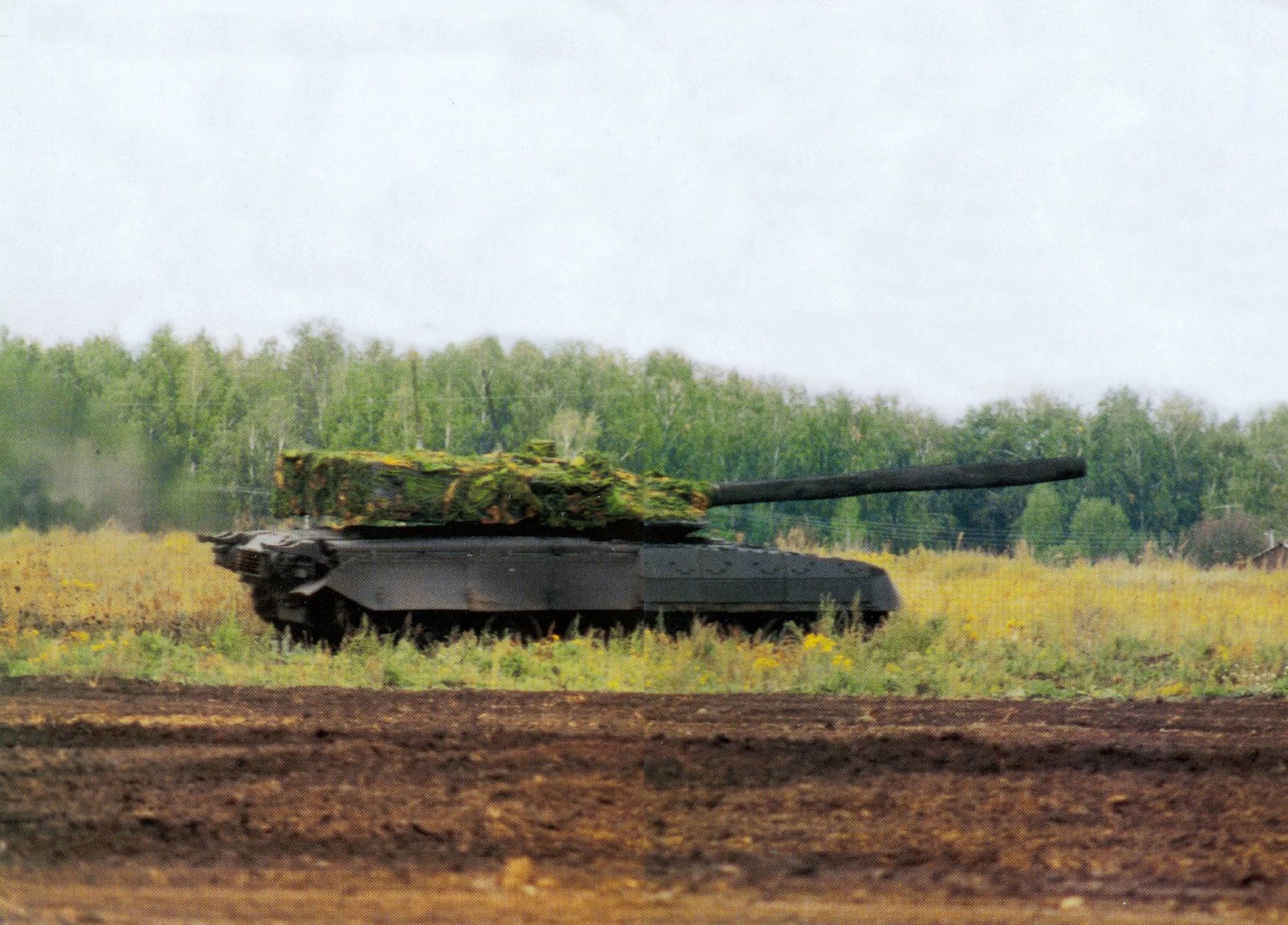 Czarny Orzeł (Obiekt 640) podczas pokazu w 1999 roku. Widoczna zamaskowana makieta wieży ze 152-mm armatą