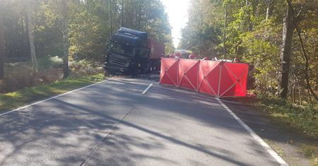 Osobówka zderzyła się z ciężarówką. Kobieta nie żyje