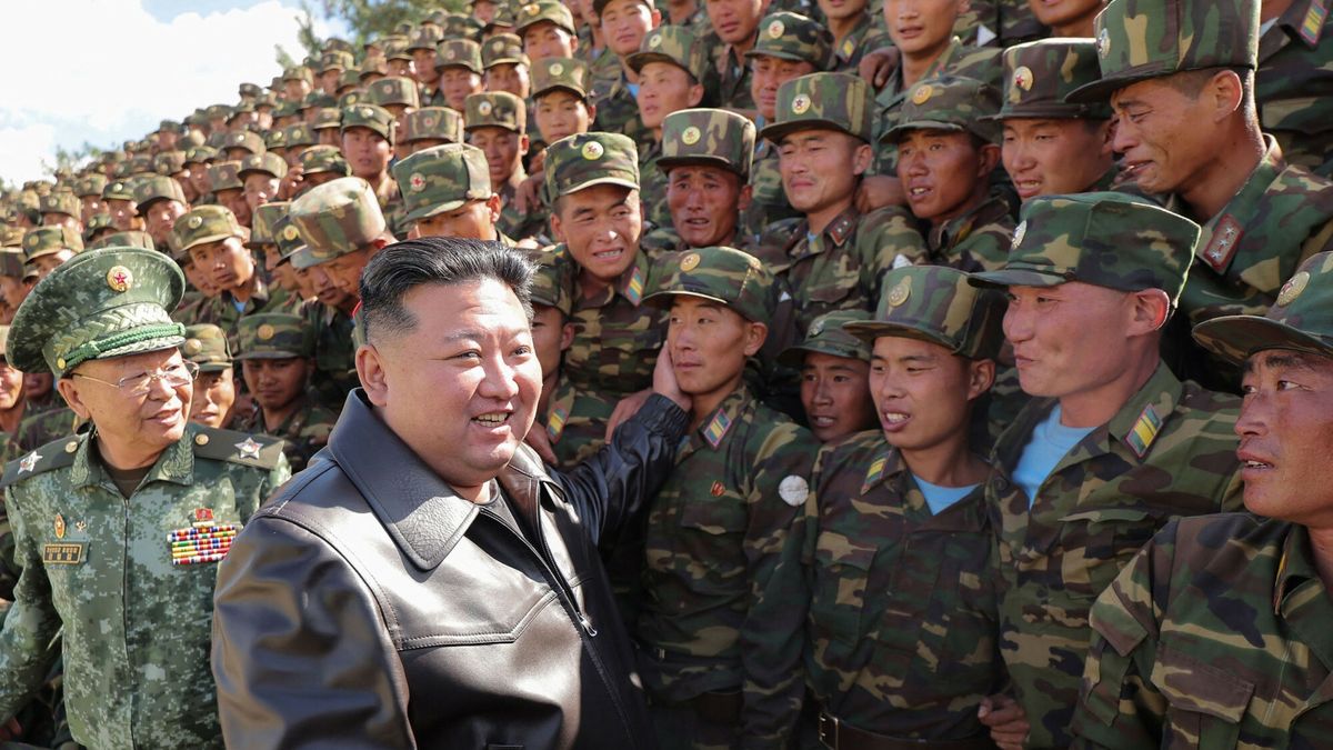 Kim Jong Un obserwuje ?wiczenia artyleryjskie
This picture taken on October 2, 2024 and released from North Korea's official Korean Central News Agency (KCNA) via KNS on October 4, 2024 shows North Korea's leader Kim Jong Un (centre L) inspecting a training base of the Korean People's Army's special operations forces in the western region, at an undisclosed location in North Korea. North Korea's leader Kim Jong Un said his forces would use nuclear weapons "without hesitation" if Pyongyang's territory was attacked by the South and its ally the United States, state media reported on October 4. (Photo by KCNA VIA KNS / AFP) / South Korea OUT / REPUBLIC OF KOREA OUT
---EDITORS NOTE--- RESTRICTED TO EDITORIAL USE - MANDATORY CREDIT "AFP PHOTO/KCNA VIA KNS" - NO MARKETING NO ADVERTISING CAMPAIGNS - DISTRIBUTED AS A SERVICE TO CLIENTS / THIS PICTURE WAS MADE AVAILABLE BY A THIRD PARTY. AFP CAN NOT INDEPENDENTLY VERIFY THE AUTHENTICITY, LOCATION, DATE AND CONTENT OF THIS IMAGE --- /
STR