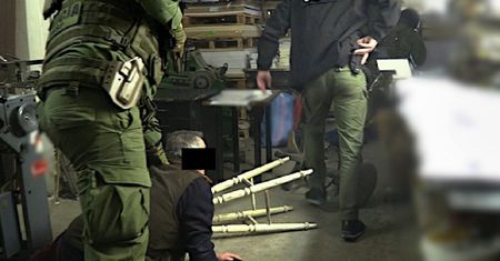 Podrabiali prawa jazdy, paszporty i dyplomy uczelni wyższych. CBŚP rozbiło grupę fałszującą dokumenty