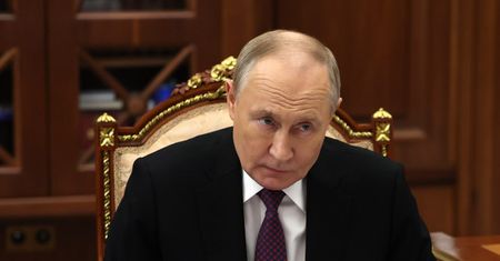 Putin o Trumpie. "Będą stać i merdać ogonami"