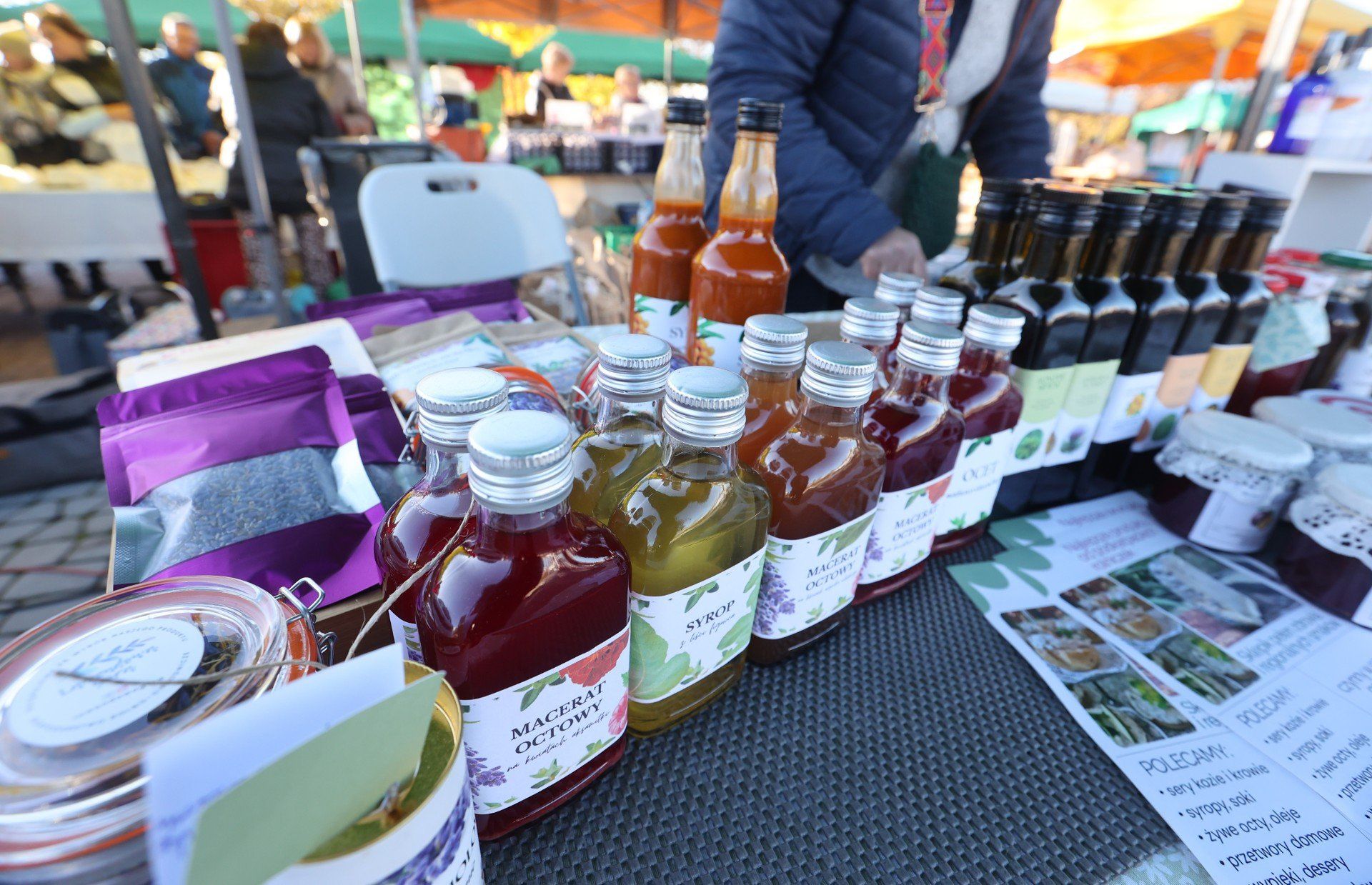 Domowe metody łagodzenia objawów, takie jak miód, napary ziołowe, rosół, płukanki gardła czy irygacje nosa, mogą znacząco poprawiać komfort pacjenta i wspierać organizm w zwalczaniu infekcji. Choć nie zastępują leczenia medycznego, są bezpiecznym wsparciem, szczególnie w łagodzeniu dolegliwości gardła czy kaszlu. Regularne stosowanie takich metod pomaga utrzymać odpowiednie nawodnienie a także wspiera układ odpornościowy w naturalnym procesie zdrowienia.