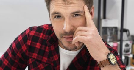 Mikołaj Roznerski przed rozbieraną sceną robi... To trzeba zobaczyć