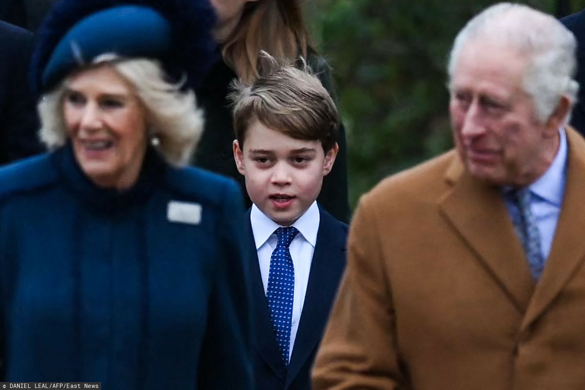 Kr�l Karol z rodzin? na mszy ?wi?tecznejBritain's Prince George of Wales (C) walks behind Britain's Camilla, Queen Consort (L) and Britain's King Charles III as they arrive for the Royal Family's traditional Christmas Day service at St Mary Magdalene Church in Sandringham, Norfolk, eastern England, on December 25, 2022. (Photo by Daniel LEAL / AFP)DANIEL LEAL