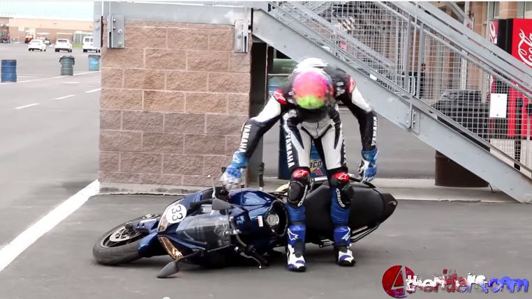 Mistrz świata zalicza glebę parkingową 1