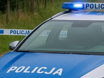 Goleniów: Zapytali kierowcę, czy coś pił, usłyszeli 12 piw. Auto ukradł sąsiadowi i rozbił je na ogrodzeniu