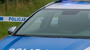 Goleniów: Zapytali kierowcę, czy coś pił, usłyszeli 12 piw. Auto ukradł sąsiadowi i rozbił je na ogrodzeniu