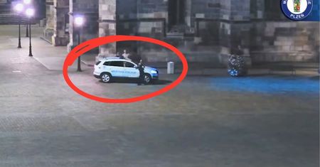 Biegał po centrum czeskiego miasta. Nic na sobie nie miał. Wszystko się nagrało