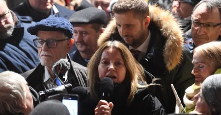 Obelgi i wyzwiska przed TVP. Na miejscu politycy PiS