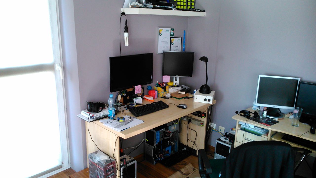Szuflada w biurku zrobiona z serwera i wiosenna rozbudowa domowego stanowiska pracy