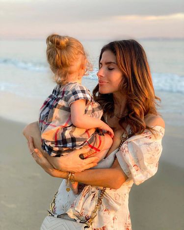 Weronika Rosati z córeczką Elizabeth na plaży