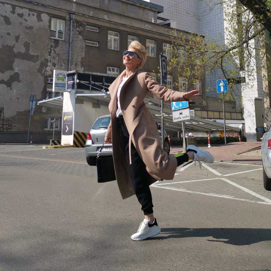 Małgorzata Koźuchowska tańczy na ulicy w butach za 4 tysiące