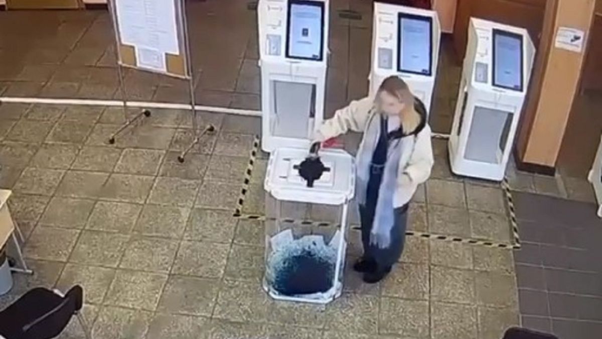 W Moskwie kobieta wlała barwnik do urny.