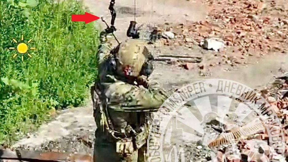 Rosyjski żołnierz naśladujący Rambo bądź Proroka. 