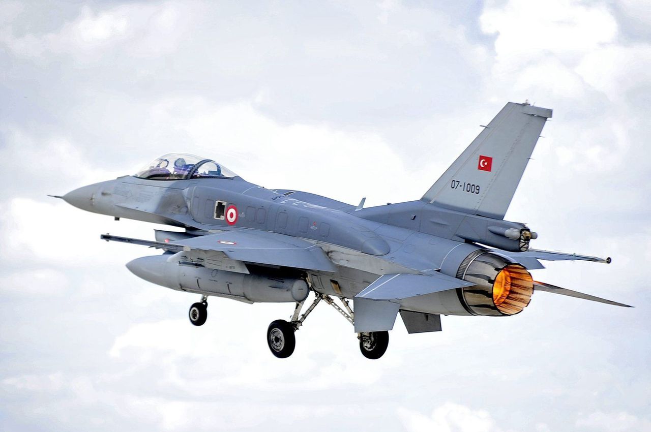 F-16 fighter jet in Turkish colors